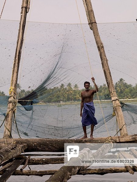 chinesisch  Netz  angeln  nebeneinander  neben  Seite an Seite  Fischer  Indien  Kerala