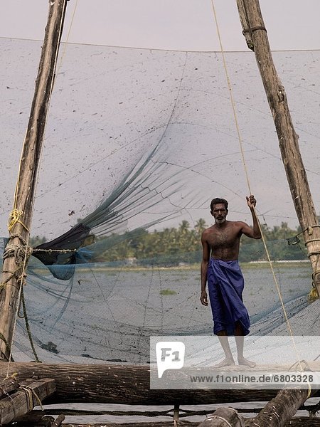 chinesisch  Netz  angeln  nebeneinander  neben  Seite an Seite  Fischer  Indien  Kerala