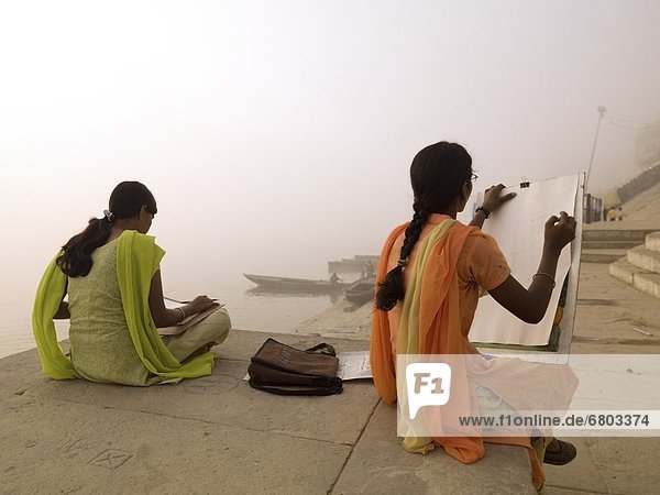 Frau  2  jung  Ganges  Indien  indische Abstammung  Inder  Skizze  Varanasi