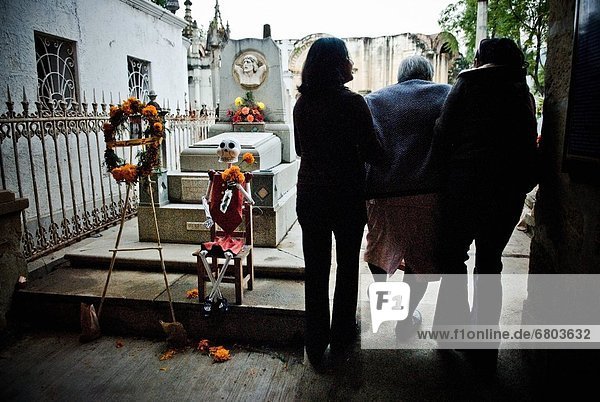 Frau  Tag  Verwandschaft  Hilfe  Senior  Senioren  Besuch  Treffen  trifft  Mexiko  2  Friedhof