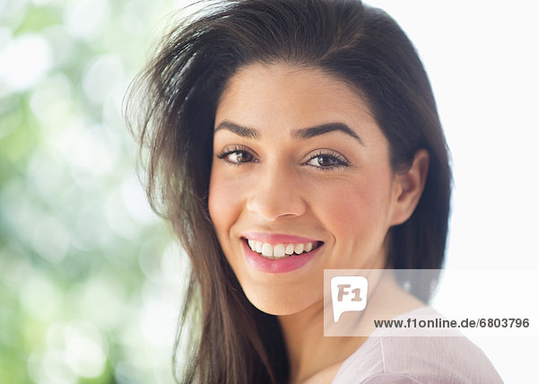 Portrait einer jungen Frau lächelnd