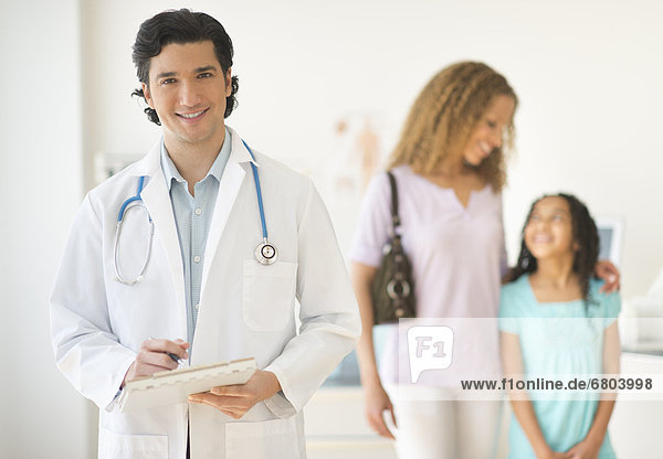Patientin  Frau  Arzt  reifer Erwachsene  reife Erwachsene  Büro  12-13 Jahre  12 bis 13 Jahre  Mädchen