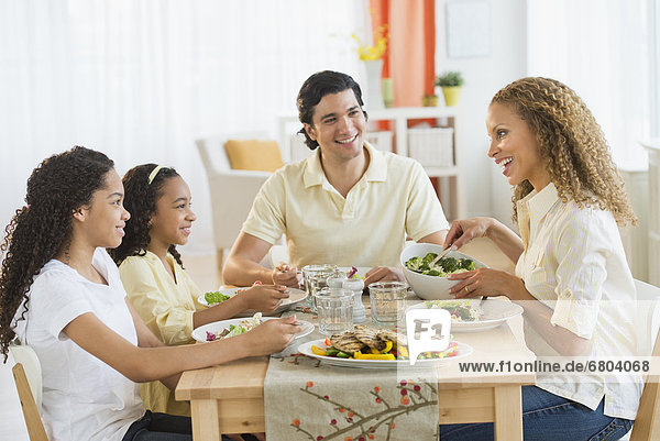 Abendessen  Menschliche Eltern  Tochter  10-13 Jahre  10 bis 13 Jahre  essen  essend  isst