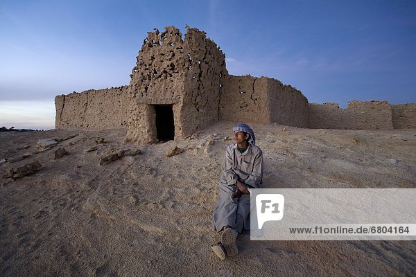 sitzend  Mann  Gebäude  Ziegelstein  jung  nähern  Afrika  Ägypten  Schlamm