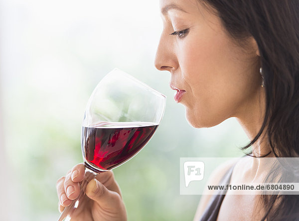 Frau testet Rotwein