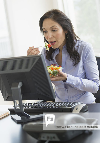 Frau  Computer  arbeiten  Salat  essen  essend  isst  Business