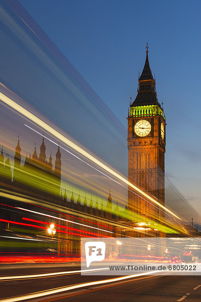 Großbritannien  England  London  Big Ben und Lichtspuren in der Nacht