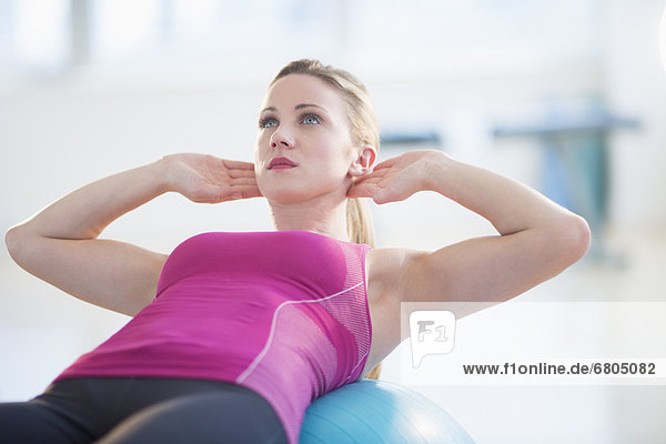 Woman exercising auf Fitness-ball