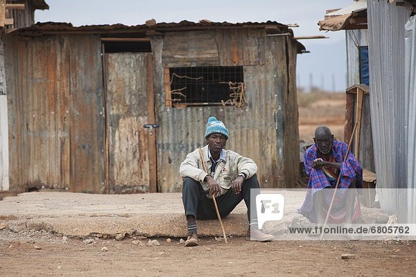 sitzend  Hütte  Mann  2  Masai  Afrika  Kenia  Zinn