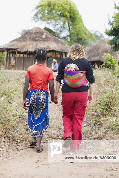 Zusammenhalt  Frau  tragen  gehen  2  1  Afrika  Baby  Mosambik  Tragetuch
