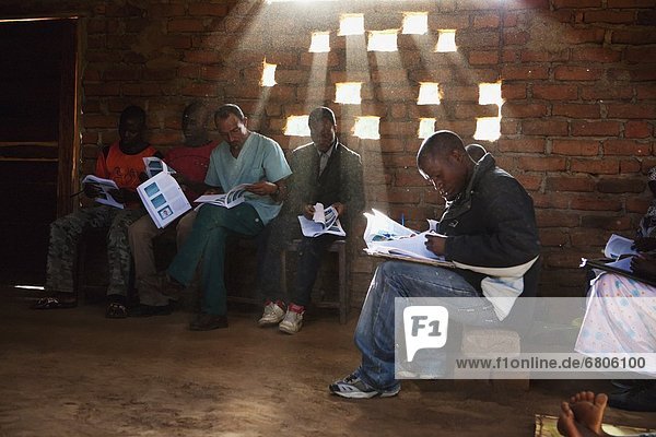 sitzend  Mann  Afrika  Mosambik  vorlesen