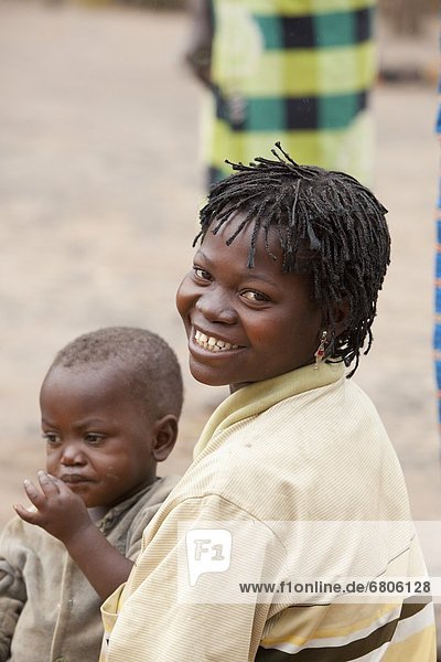 Junge - Person  halten  jung  Mädchen  Afrika  Mosambik