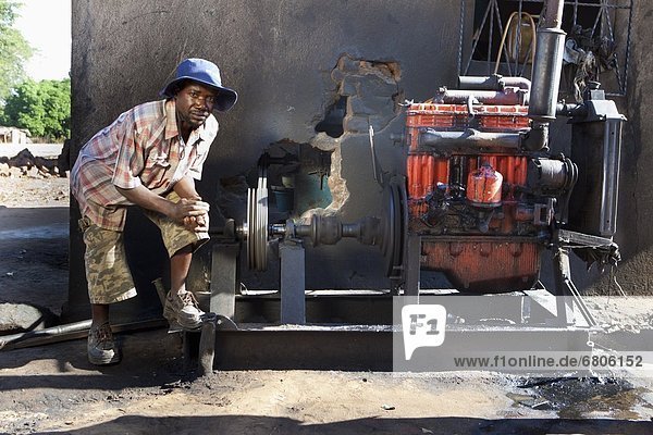 Mais  Zuckermais  Kukuruz  Mühle  Afrika  Motor  schleifen  schleifend  schleift  Mosambik