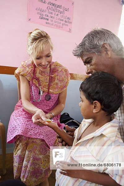 hoch  oben  Frau  geben  Junge - Person  Stethoskop  Genuss  Prüfung  Indien  Tamil Nadu