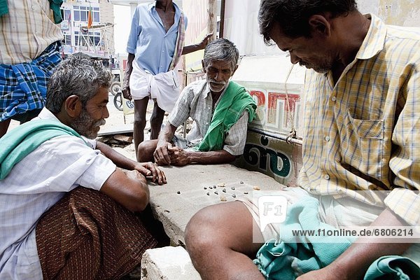 Mann  Stein  geselliges Beisammensein  Spiel  Indien  Tamil Nadu