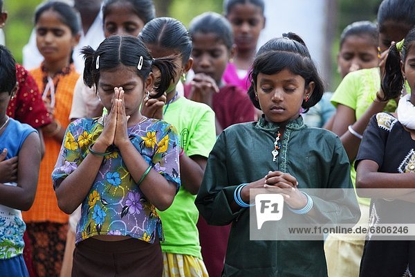 stehend  geschlossen  Mädchen  Reihe  Indien  Gebet  Tamil Nadu
