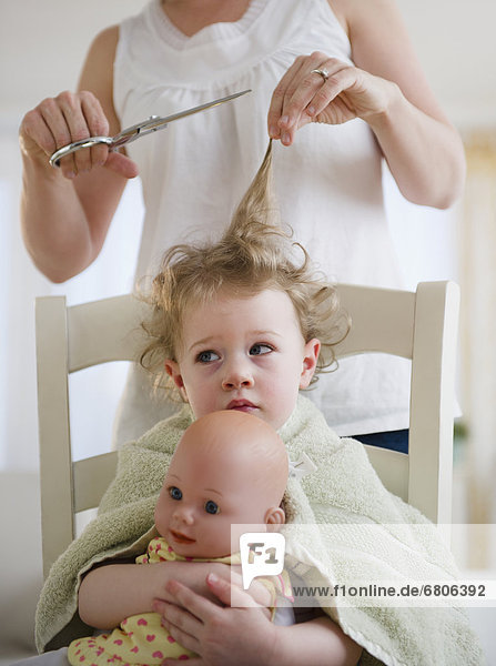 schneiden  2-3 Jahre  2 bis 3 Jahre  Mutter - Mensch  Haar