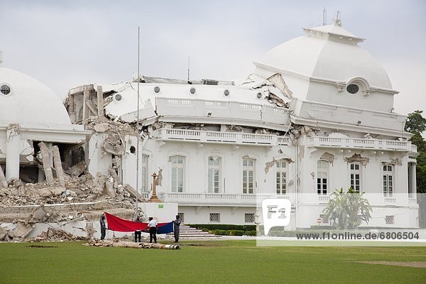 angelehnt  Kollaps  Gebäude  Stange  Regierung  Palast  Schloß  Schlösser  entfernen  entfernt  Fahne  Präsident  Erdbeben  Haiti
