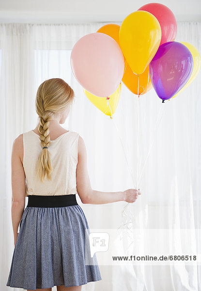 Farbaufnahme  Farbe  Frau  Luftballon  Ballon  Bündel  halten