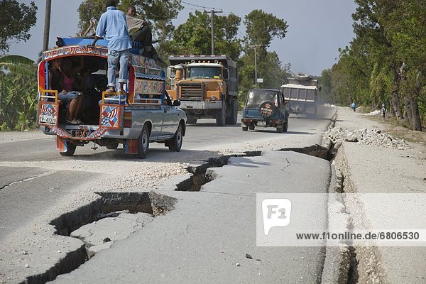 Fernverkehrsstraße  groß  großes  großer  große  großen  Erdbeben  Haiti