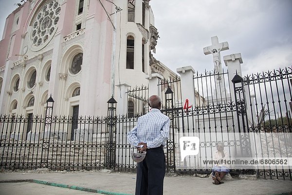 Stilleben  still  stills  Stillleben  überqueren  antworten  Gebäude  ankommen  suchen  Ruine  Kirche  Mitleid  Kreuz  Gott  Haiti