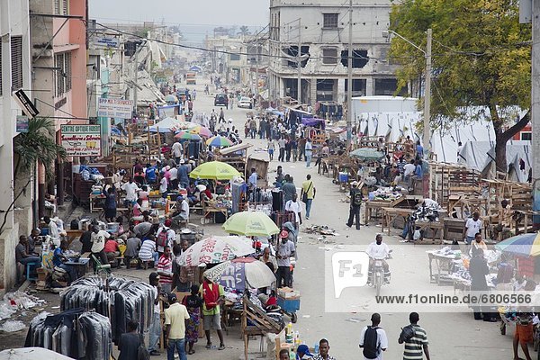 zwischen  inmitten  mitten  Mensch  Menschen  Straße  Ruine  Erdbeben  Haiti
