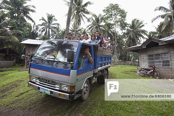 Haufen  Hochzeit  Lastkraftwagen  Gast  groß  großes  großer  große  großen  Mülldeponie  Philippinen