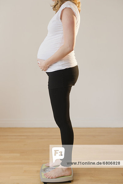 Waage - Messgerät  stehend  Frau  Schwangerschaft  Gewicht