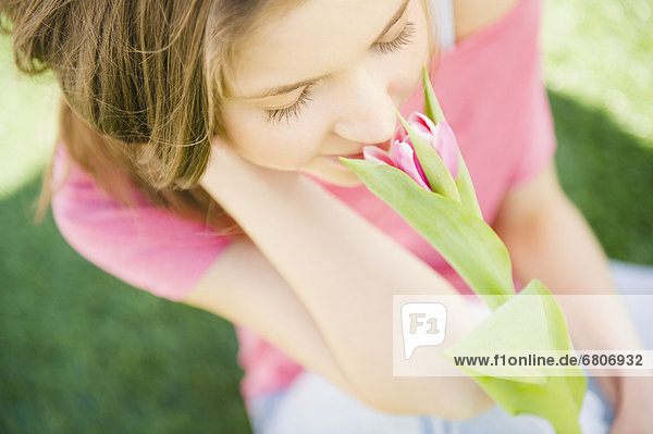 Frau riechenden Blume