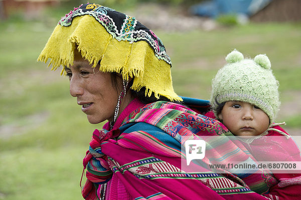 Frau  tragen  Baby  Peru