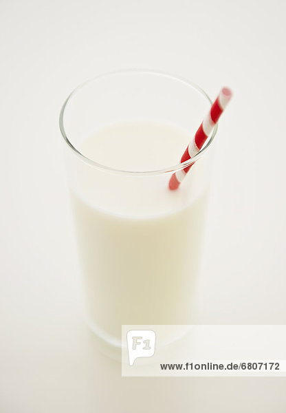 hoch oben nahe Glas Stroh Milch