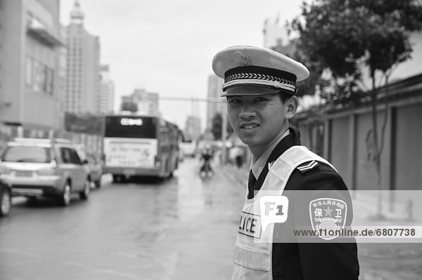stehend  Straße  jung  Seitenansicht  Polizist