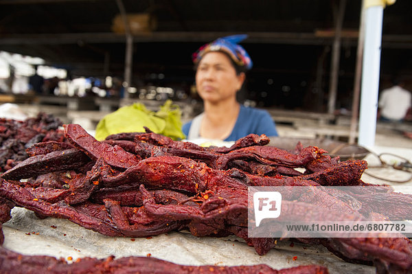verkaufen  Speisefisch und Meeresfrucht  getrocknet  Markt  Straßenverkäufer