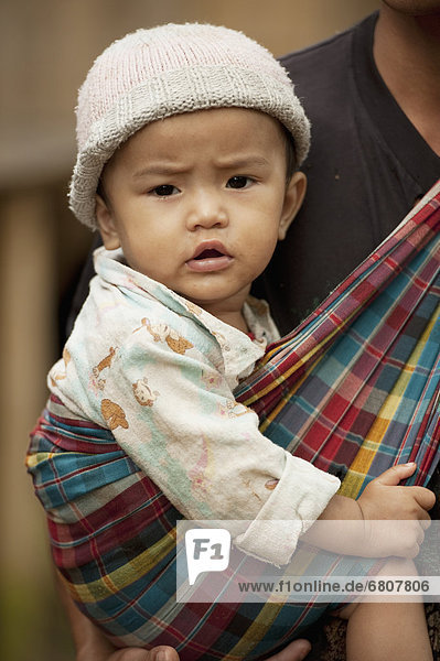 tragen  jung  Flüchtling  Tragetuch  Thailand