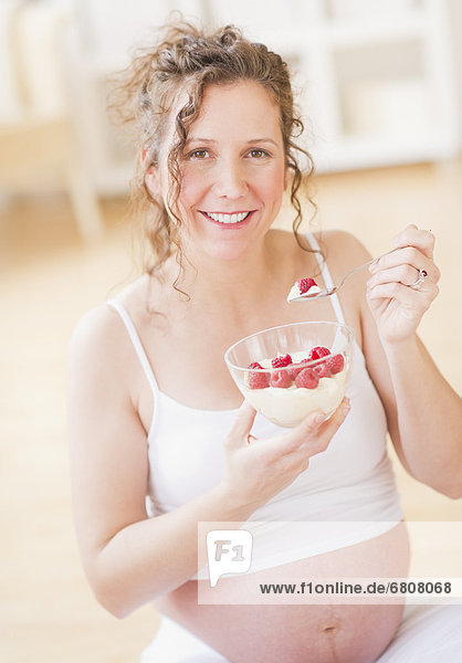 Portrait  Frau  Schwangerschaft  essen  essend  isst  Frühstück