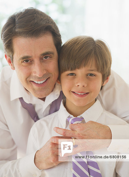 Menschlicher Vater  Sohn  Hilfe  Krawatte  10-11 Jahre  10 bis 11 Jahre