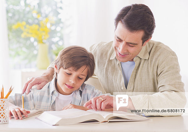 Menschlicher Vater  Sohn  Hilfe  10-11 Jahre  10 bis 11 Jahre  Hausaufgabe