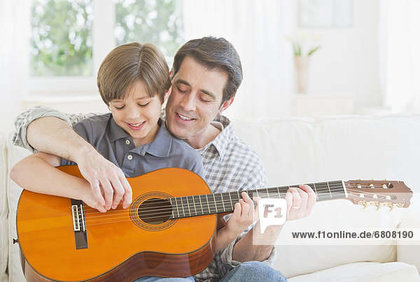 unterrichten  Menschlicher Vater  Sohn  Spiel  Gitarre  Akustikgitarre  akustische Gitarre  10-11 Jahre  10 bis 11 Jahre