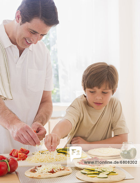 Menschlicher Vater  Sohn  Vorbereitung  Pizza  10-11 Jahre  10 bis 11 Jahre