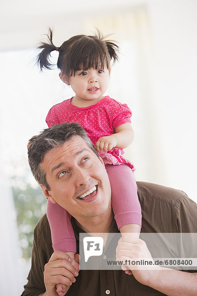 tragen  Menschlicher Vater  Menschliche Schulter  Schultern  Tochter  Baby