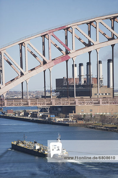 Schiff unter Brücke