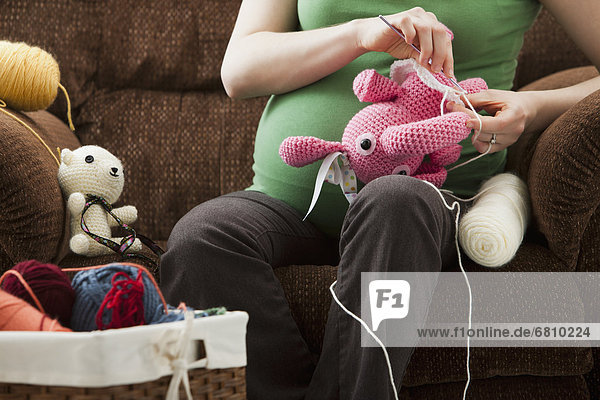 Portrait  Frau  Vorbereitung  Spielzeug  Schwangerschaft  belegt  Baby