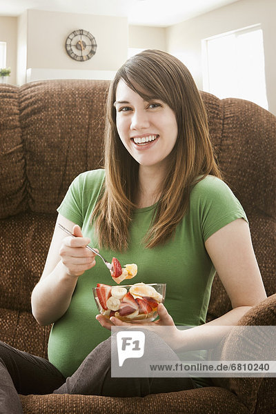 sitzend  Portrait  Frau  Couch  Salat  Schwangerschaft  essen  essend  isst