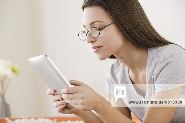 junge Frau junge Frauen benutzen Tablet PC