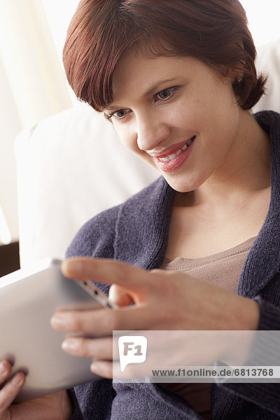 benutzen Frau lächeln Tablet PC