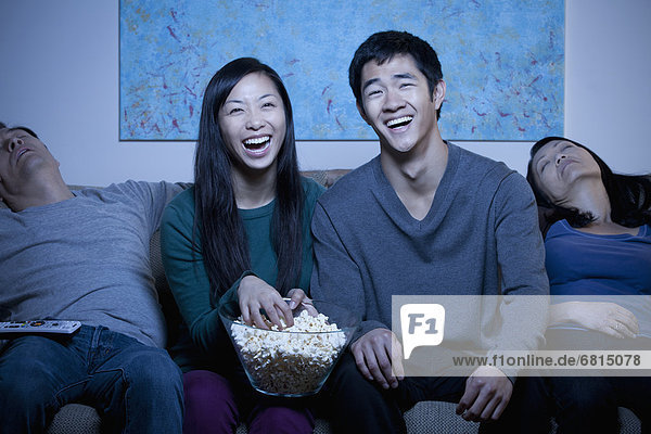 sehen  lächeln  Fernsehen  essen  essend  isst  Popcorn