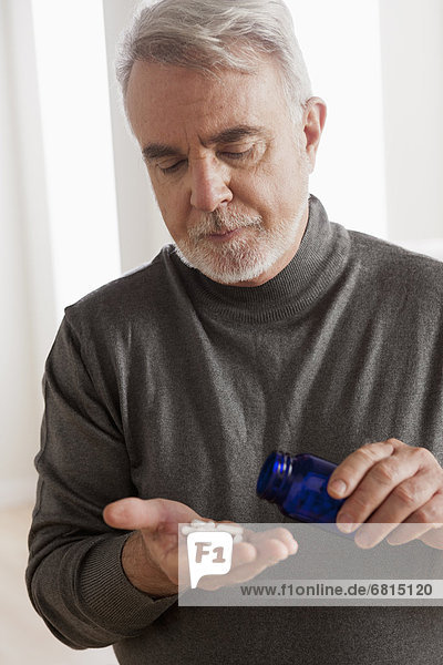 Senior Senioren Mann halten Pille