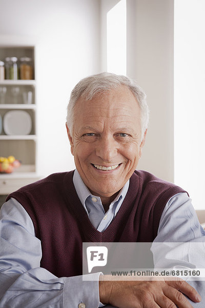 Senior Senioren Portrait Mann lächeln