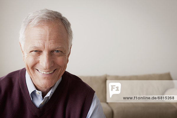 Senior Senioren Portrait Mann lächeln