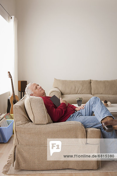 Senior Senioren Mann schlafen Sessel